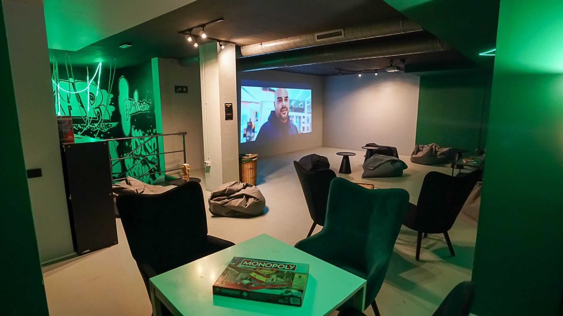 Espace lounge du club de cannabis Gusto Green