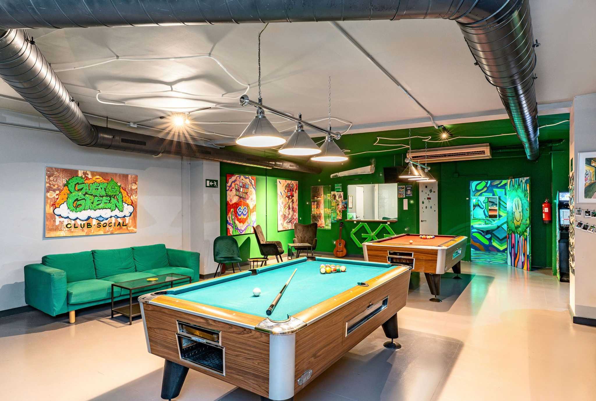 Billiard table in weed club Gusto Green