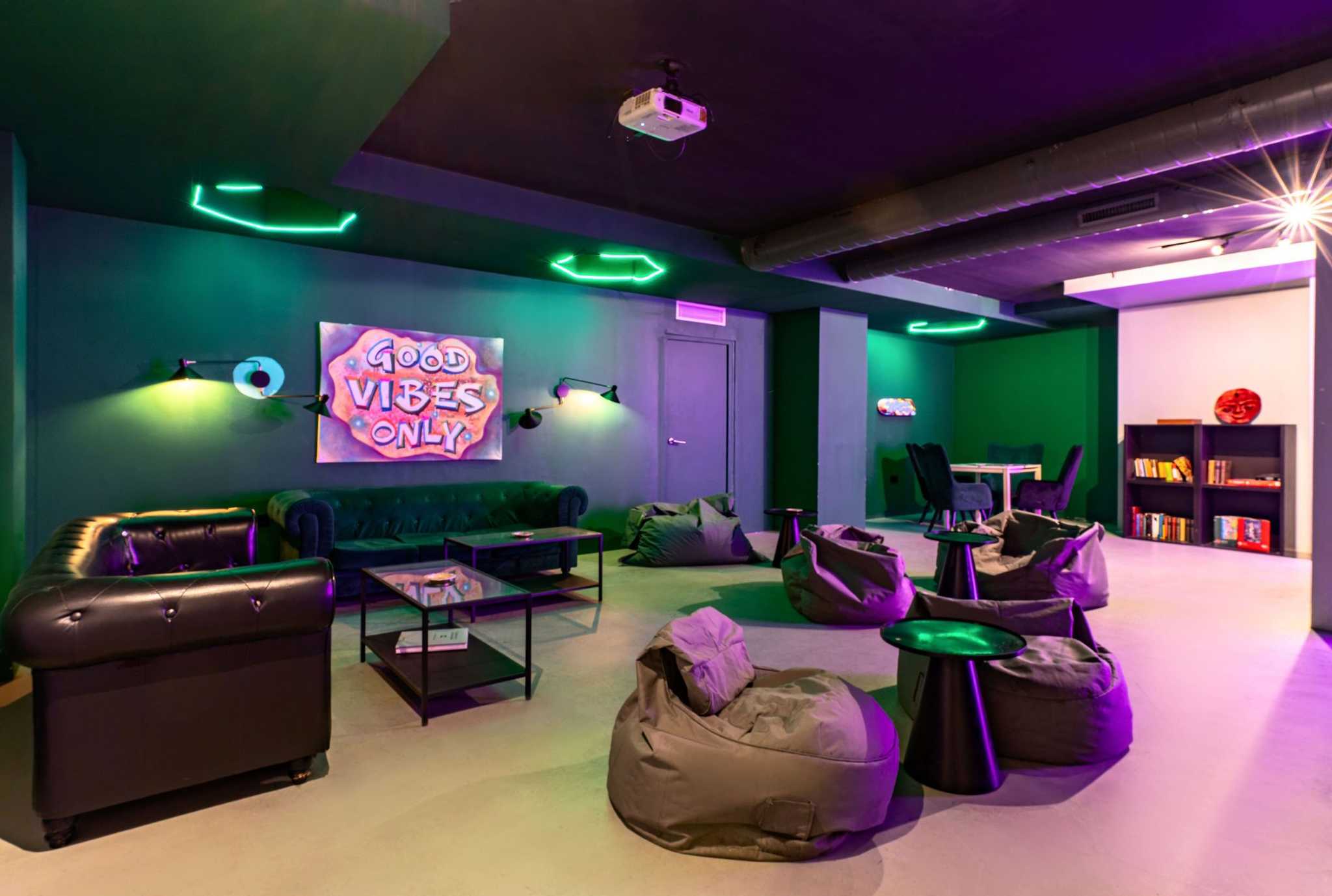 Área lounge do clube de cannabis Gusto Green