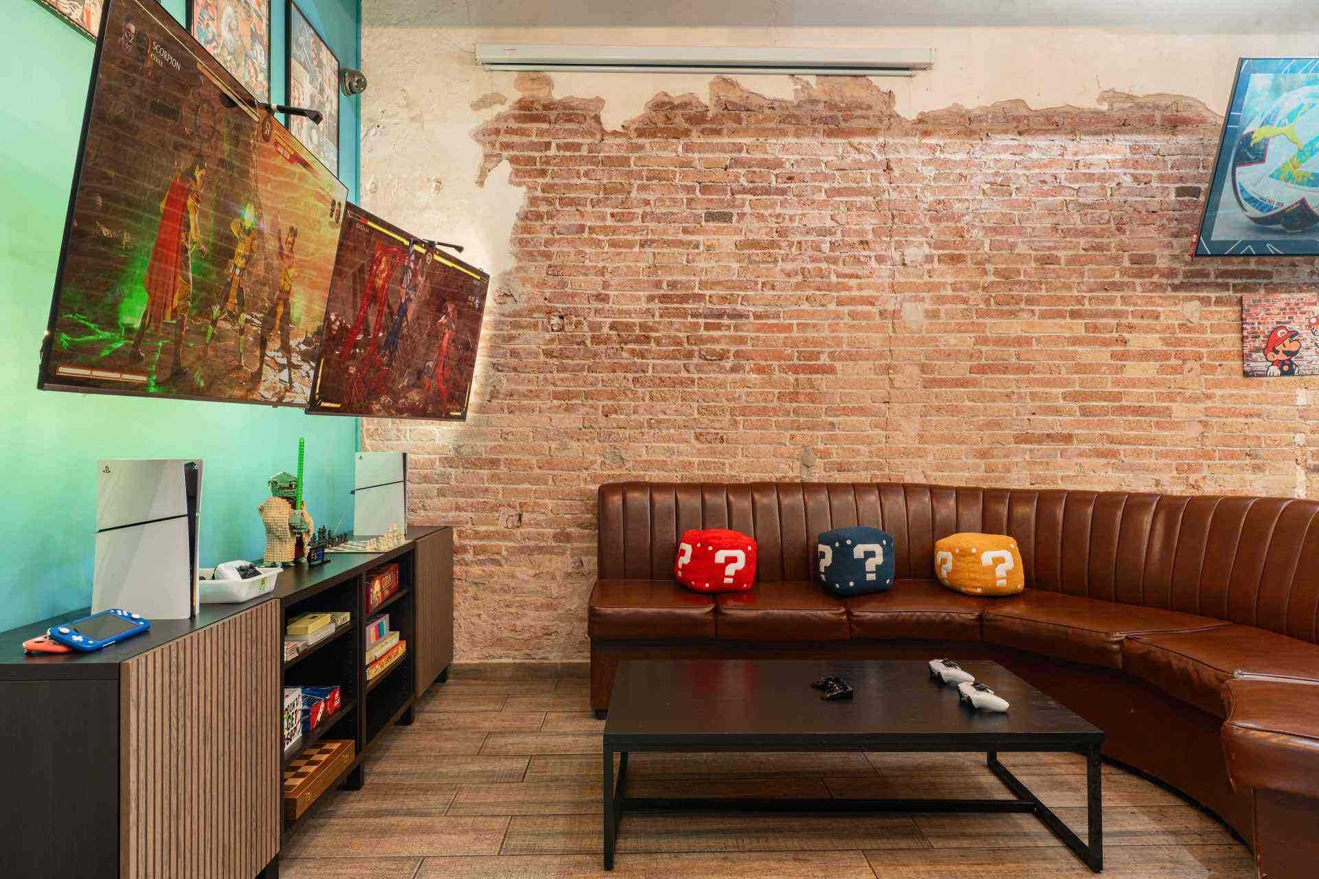 Zona de juegos y televisión en el club social cannábico 1UP Barcelona
