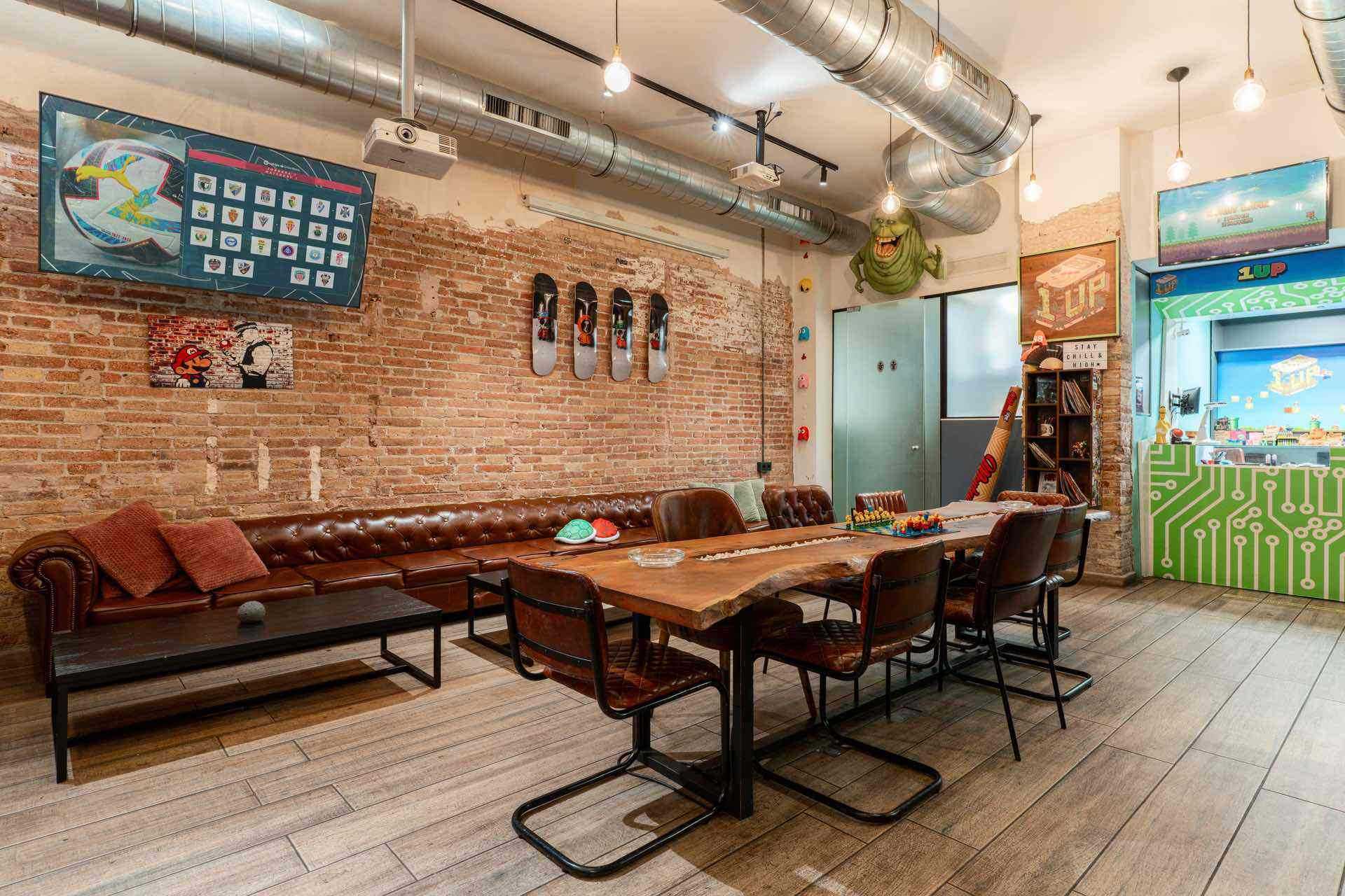 Zona lounge elegante con pared de ladrillo en la asociación cannábica 1UP de Barcelona