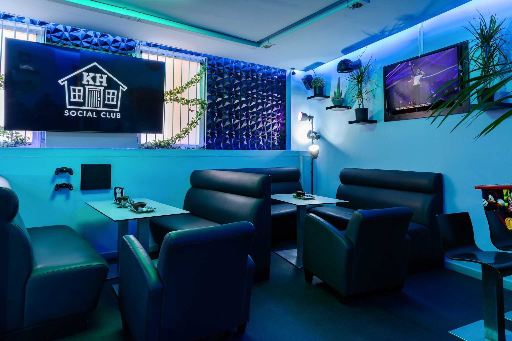 Blue lounge with sofas and TV in the Barcelona Kush House cannabis club